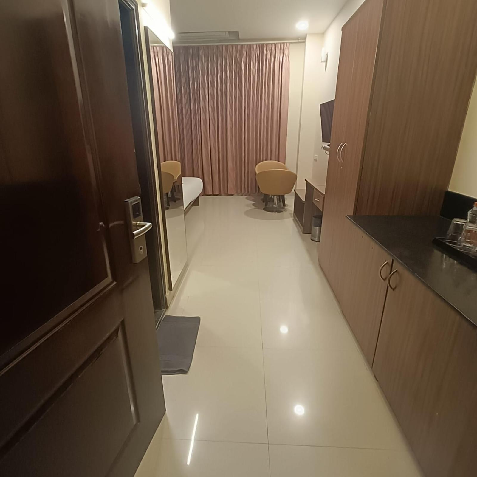 Astra Hotels & Suites Whitefield Near To Nallurahalli Metro Station And Ktpo バンガロール エクステリア 写真