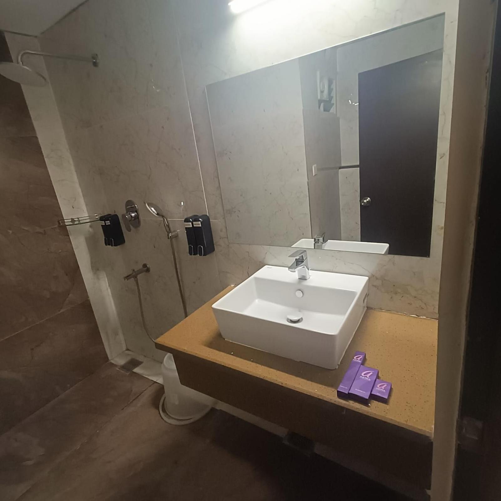 Astra Hotels & Suites Whitefield Near To Nallurahalli Metro Station And Ktpo バンガロール エクステリア 写真