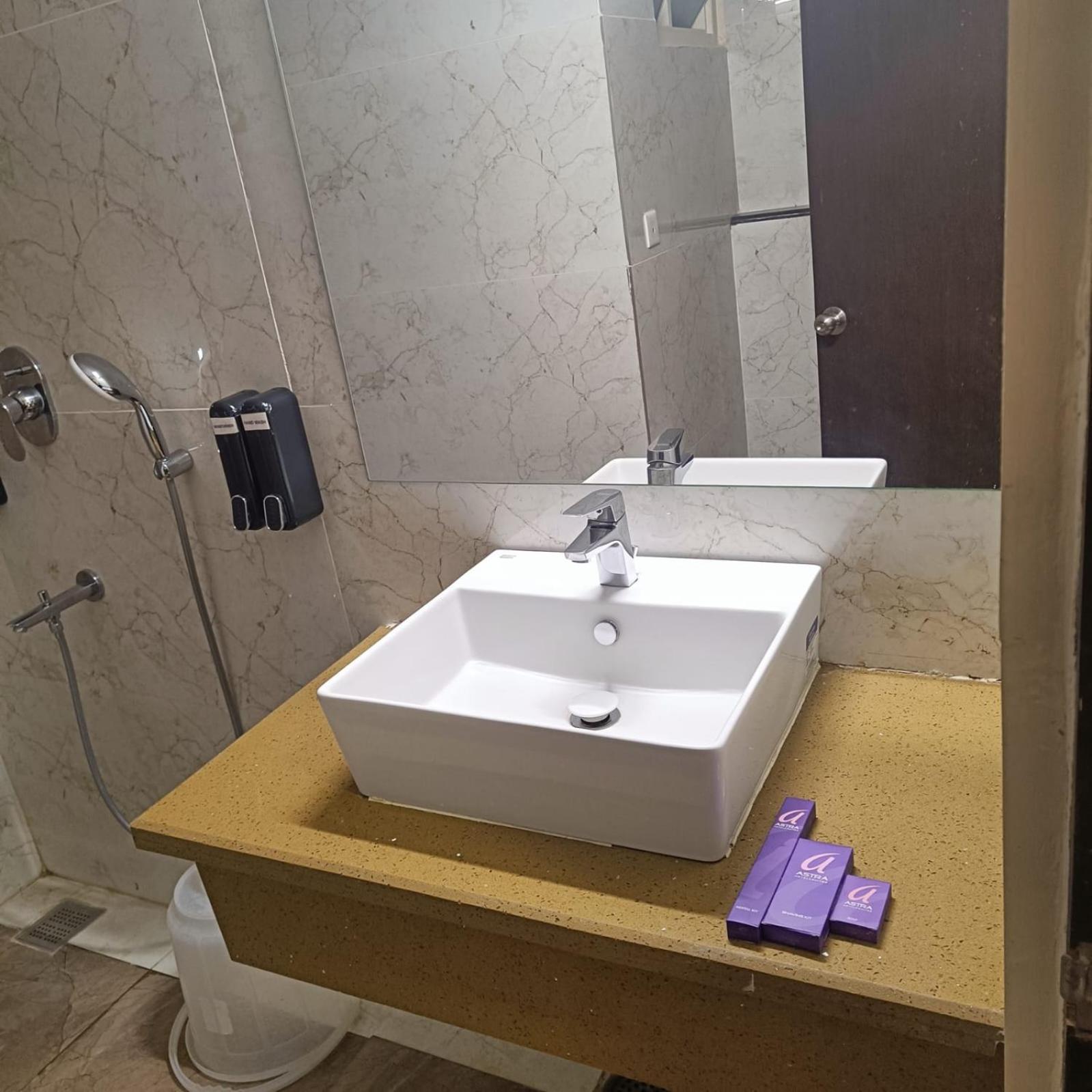 Astra Hotels & Suites Whitefield Near To Nallurahalli Metro Station And Ktpo バンガロール エクステリア 写真